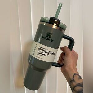 ⭐️SOLD⭐️ 40oz Hammertone Stanley